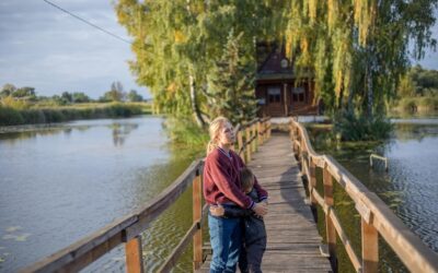 Dlaczego warto odwiedzić Pojezierze Mazurskie właśnie latem?