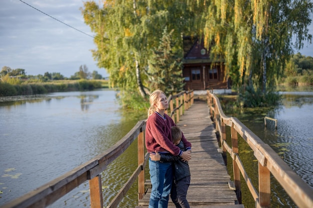 Dlaczego warto odwiedzić Pojezierze Mazurskie właśnie latem?
